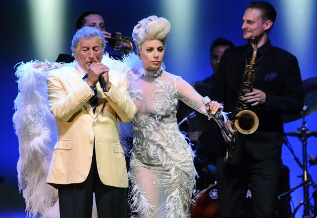 File:CheektoCheekTour Concert Outfits (1).jpg