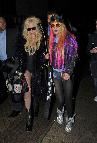 File:11-25-15 Leaving a Studio in London 001.jpg