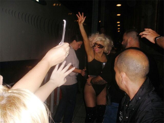File:7-25-09 Leaving her concert 002.jpg