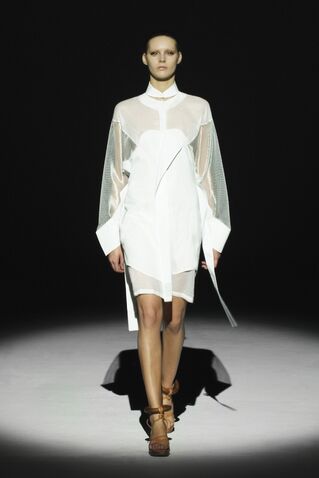 File:Hussein Chalayan Spring 2011 RTW White Dress.jpg