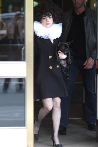 File:6-11-14 Leaving her apartment in NYC 003.jpg