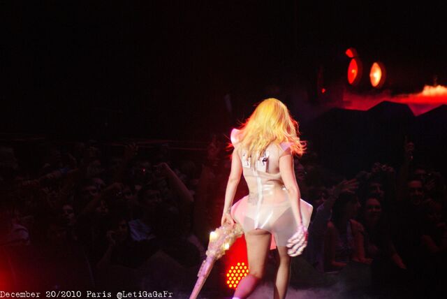 File:MB-Paris-2010-Dec-20-LoveGame.jpg