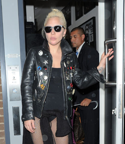 File:11-24-2015 Leaving a studio in London, UK 002.jpg