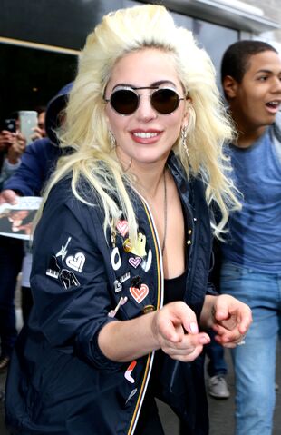 File:5-4-16 Leaving her apartment in NYC 003.jpg
