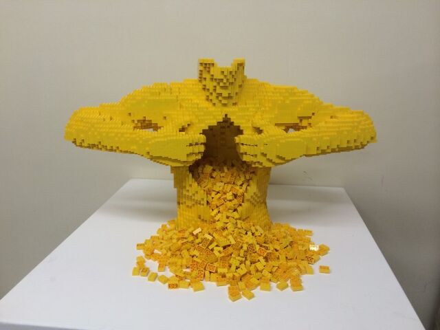 File:Nathan Sawaya Headless Yellow.jpg