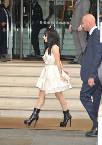 File:9-3-13 Leaving Hotel 003.jpg