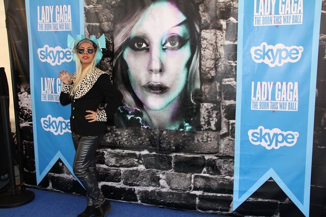 File:Skype Blue carpet 005.jpg
