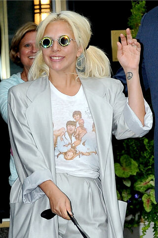 File:6-20-15 Leaving her apartment in NYC 002.jpg