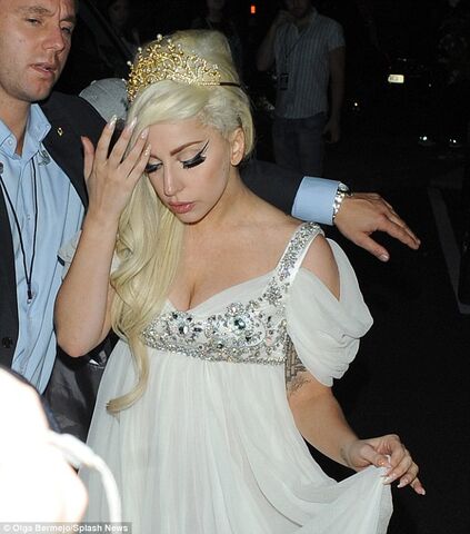 File:9-8-12 Arriving at Dorchester Hotel 002.jpg