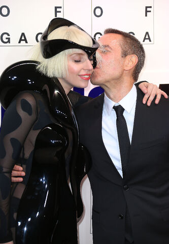 File:11-10-13 artRAVE White Carpet 002.jpg