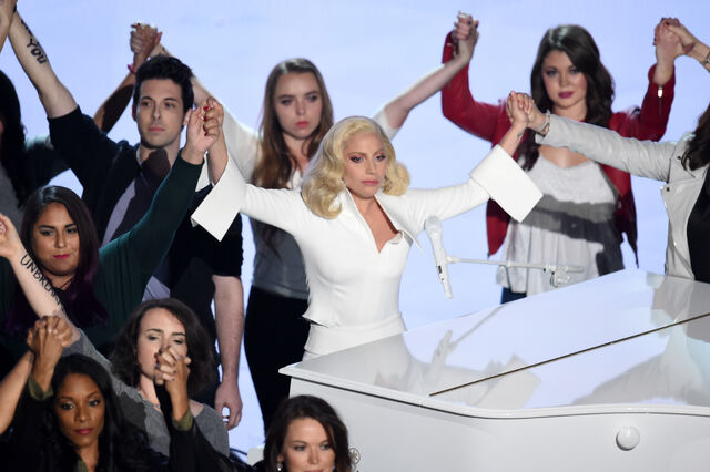 File:2-28-16 Performance at The Oscars in LA 002.jpg