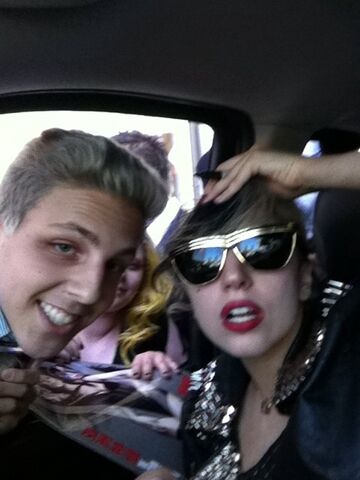 File:5-25-11 Arriving at American Idol.jpg