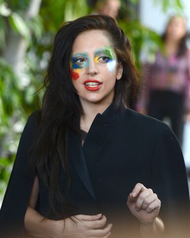 File:8-14-13 Leaving Chateau Marmont Hotel 002.jpg