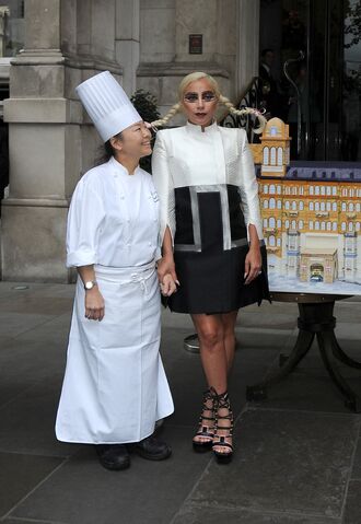 File:6-10-15 Leaving Langham Hotel in London 001.jpg