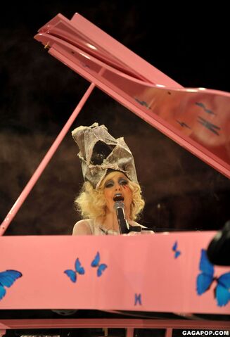 File:Gallery main-lady-gaga-moca-photos-11152009-08.jpg