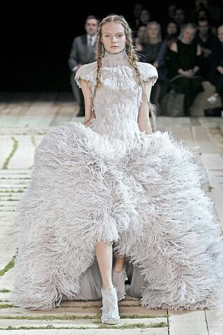 File:Alexander McQueen - Spring-Summer 2011 RTW Collection 003.jpg