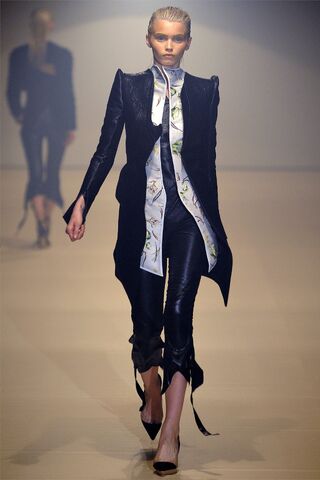 File:Mugler - Spring-Summer 2012 RTW Collection 004.jpg
