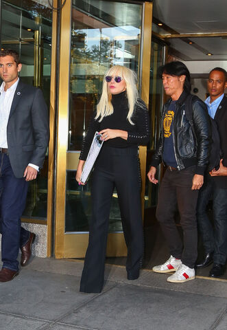 File:10-20-15 Leaving her apartment in NYC 001.jpg