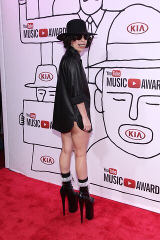 File:11-3-13 At YouTube Music Awards - Red carpet 005.jpg