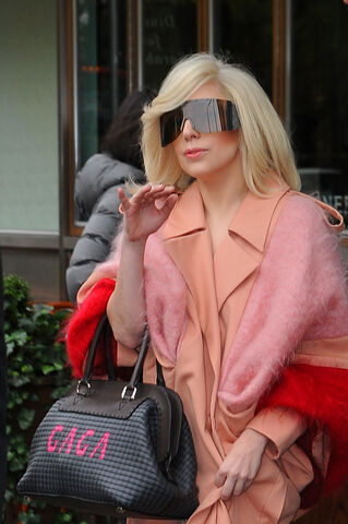File:11-12-13 Leaving apartment in NYC 002.jpg