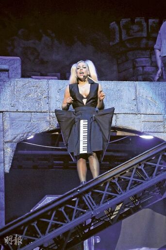 File:The Born This Way Ball Tour Just Dance 002.jpg