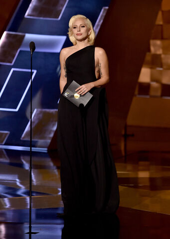 File:9-20-15 Presenting at 67th Primetime Emmy Awards 001.jpg