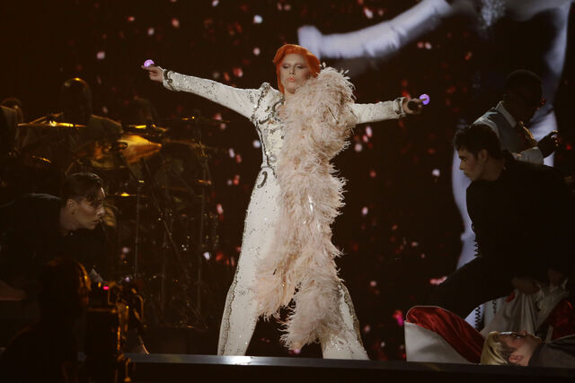 File:2-15-16 Performance at 58th Grammy Awards in LA 007.jpg