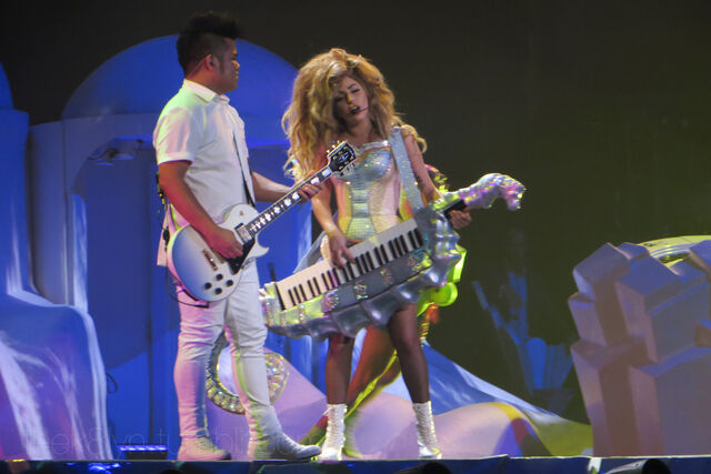 File:5-26-14 Just Dance - artRAVE The ARTPOP Ball Tour 001.jpg