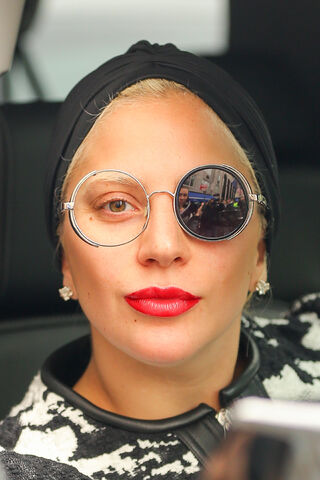 File:11-2-15 Leaving her apartment in NYC 003.jpg