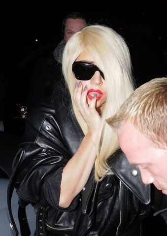 File:Lady-gaga-london-blonde-wig-10262010-03-430x608.jpg