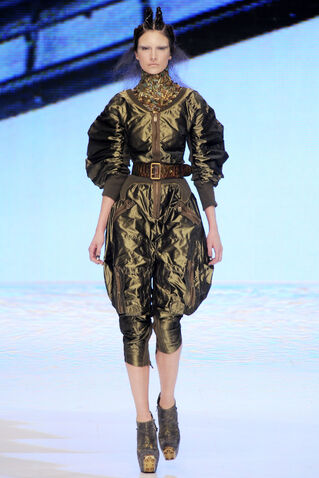 File:Alexandermcqueenss2010pantsuit.jpg