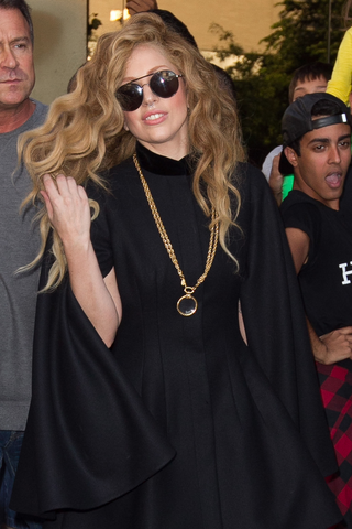 File:8-23-13 Leaving her apartment 001.png