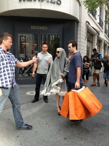 File:8-10-12 Leaving Hermès Store in Chicago 001.jpg