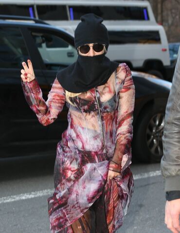 File:4-5-14 Arriving at her apartment in NYC 001.jpg