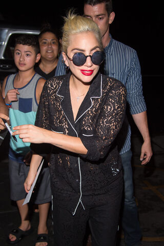 File:8-16-16 Arriving at her apartment in NYC 002.jpg