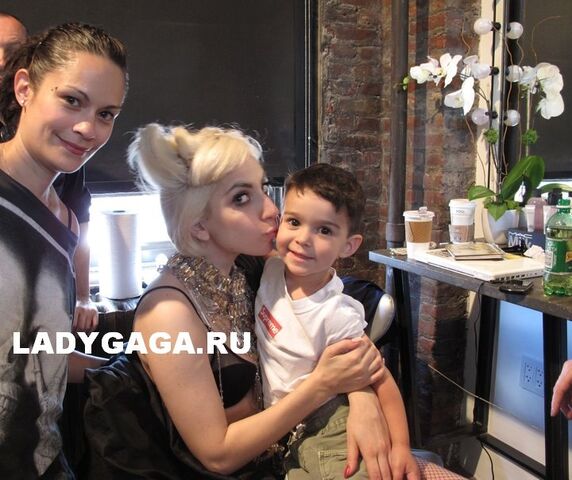 File:Supreme x Gaga 5521326145.jpg