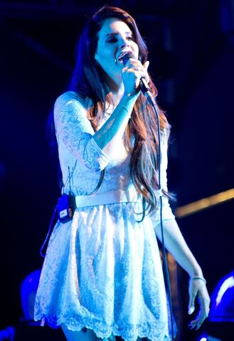 File:Lana-del-rey-latitude-festival-2012-day-1-07.jpg