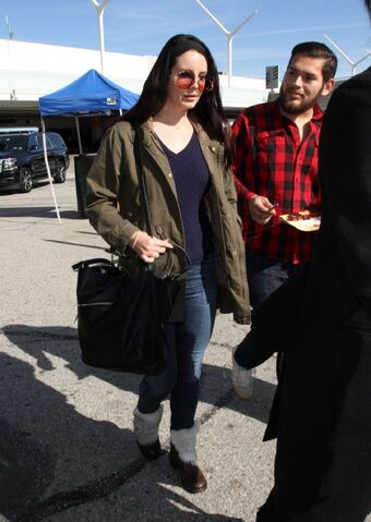 File:Lana-del-rey-at-lax-airport-january-2016-9.jpg