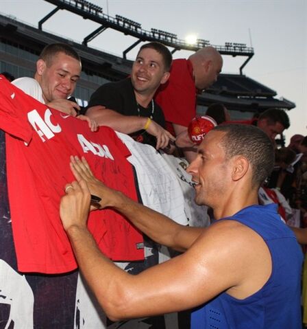 File:Rio ferdinand signs autographs.jpg