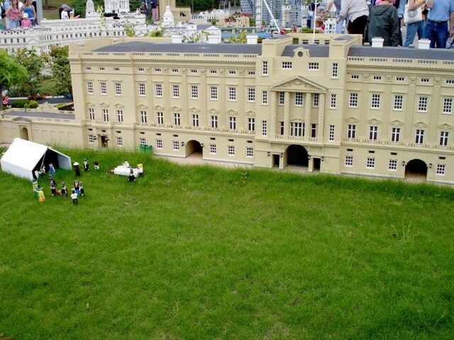 File:Lego Buckingham Palace 1.jpg