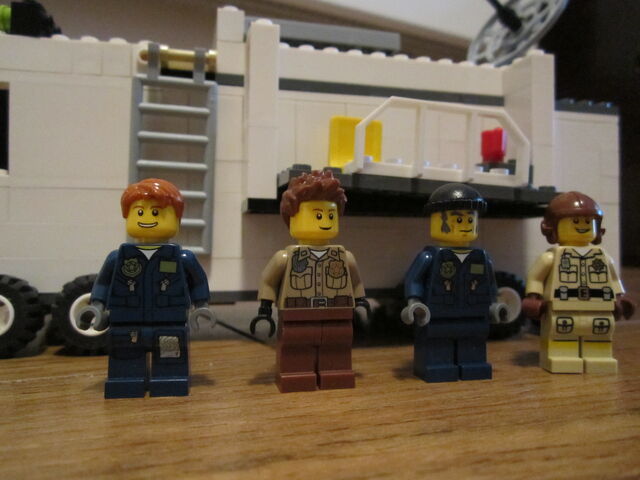 File:TRAVEL TRUCK MINIFIGURES.jpg