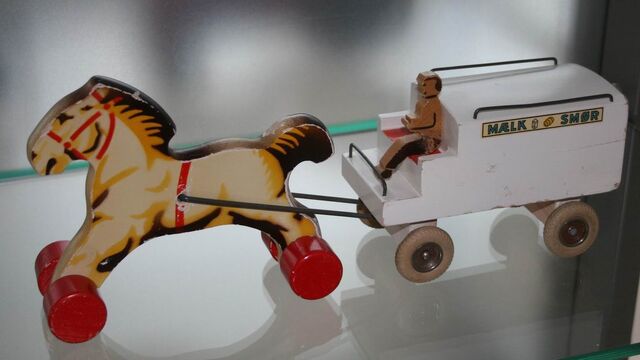 File:Paar met melkwagen.jpg