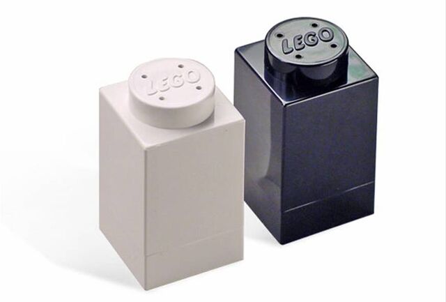 File:Salt and Pepper Shakers.jpg