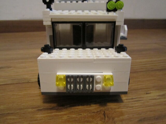 File:TRAVEL TRUCK FRONT.jpg
