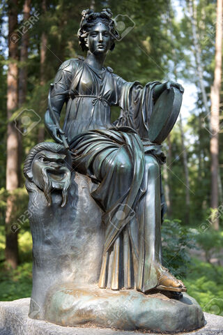 Fichier:Thalie de Pavlovsk Park, Saint Petersburg.jpg