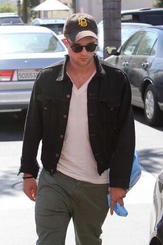 File:Robert-Pattinson-Levis-1-e1280176202294.jpg