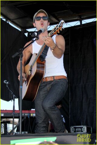 File:Kris-allen-petapalooza-performer-14.jpg
