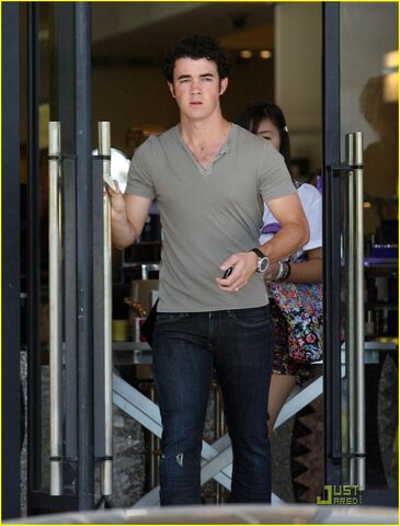 File:Kevin-jonas-maya-kibbel-barneys-11.jpg