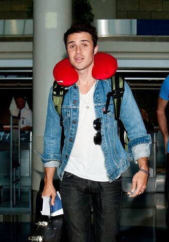 File:Kris+Allen+Kris+Allen+Flies+Out+LAX+lidqVZfSFnix.jpg