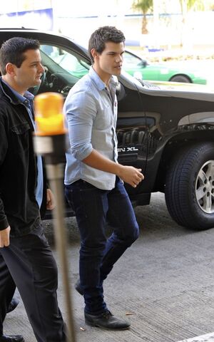 File:Taylor-lautner-levis2.jpeg